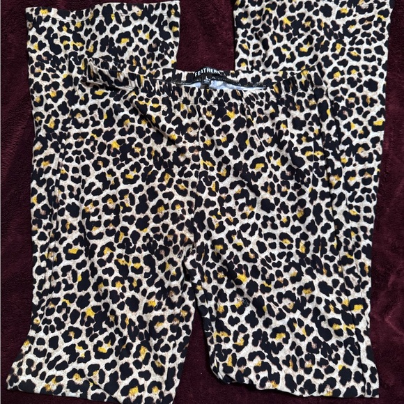 Women Feathers brand leopard 2 piece set. - Picture 4 of 7